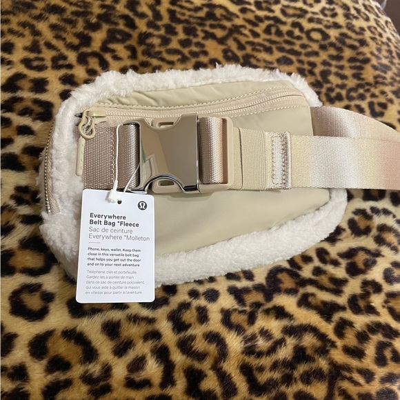 NWT LULULEMON Wear Everywhere Fleece Belt Bag - Ivory - Picture 5 of 7